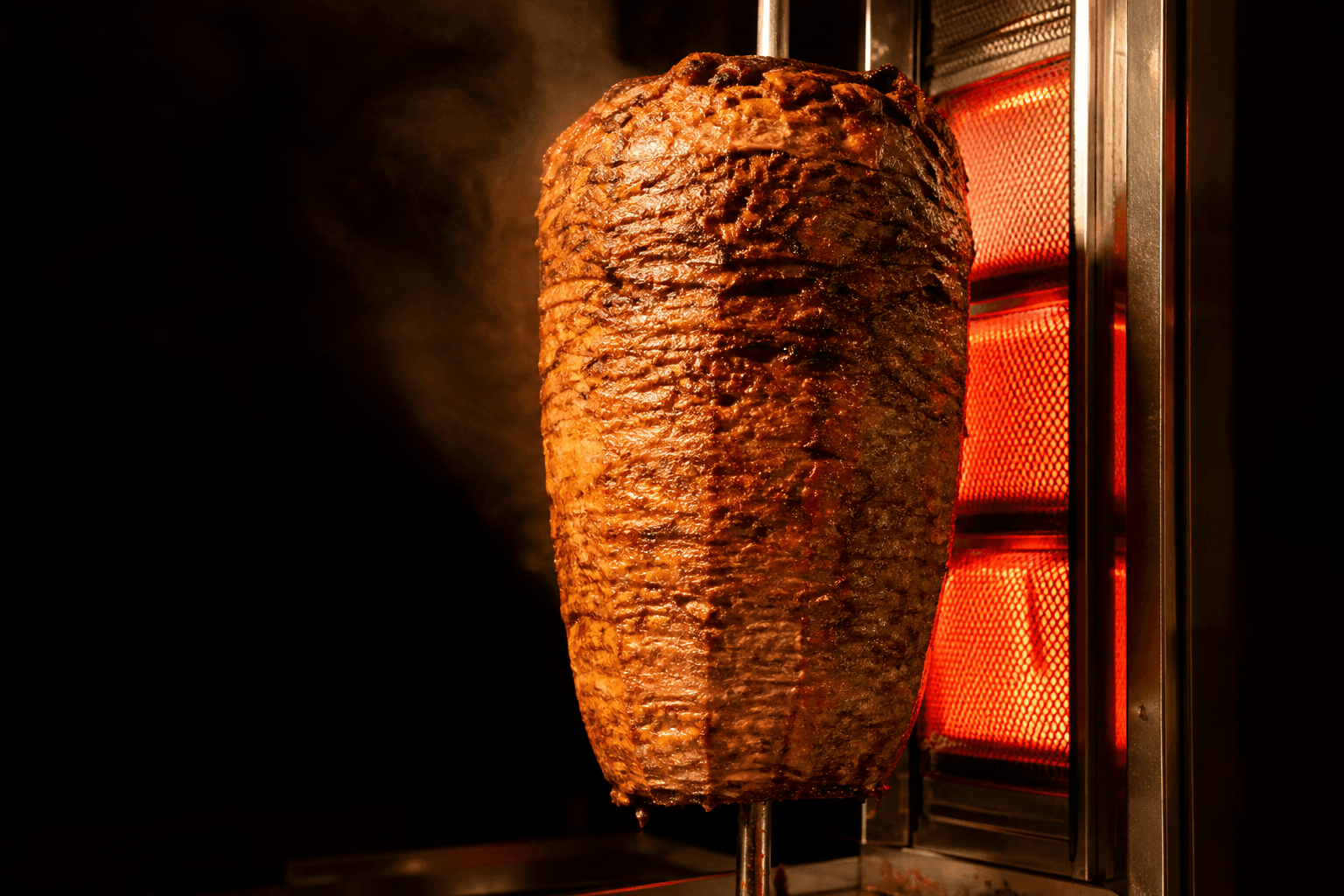 Brochette de kebab dorée et juteuse tournant sur son rôtissoire