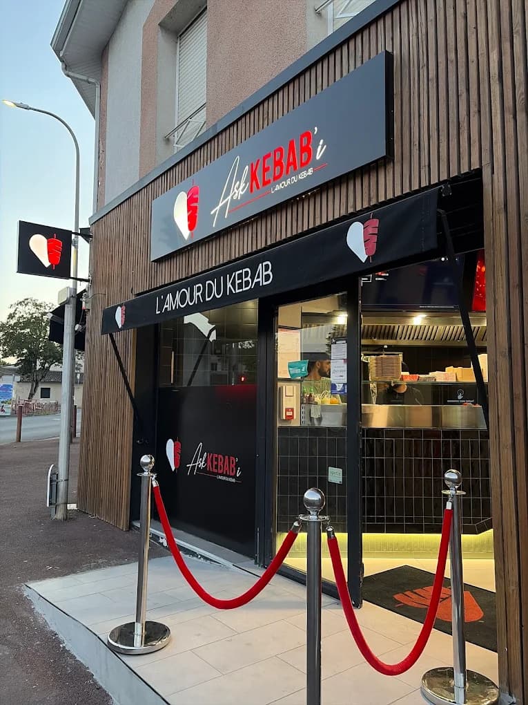Devanture du restaurant Aşk Kebab'ı avec sa corde de velours rouge et ses poteaux chromés